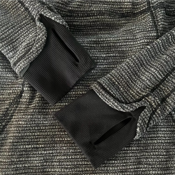 Lululemon Base Runner 1/2 Zip Pullover in Herringbone Pattern. Size 6. - Picture 8 of 10